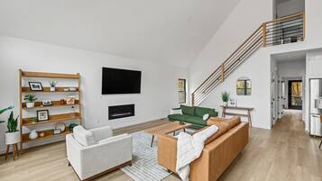 TV connectée, cheminée, baby-foot, table de tennis de table