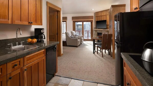 Fridge, microwave, stovetop, dishwasher