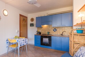 Fridge, oven, stovetop, cookware/dishes/utensils - Casa Emozione With Shared Pool, Marinella, Italy (Marinella)