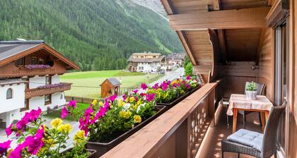 "Haus Alpenheim Apartment 1" avec vue sur les montagnes, balcon et Wi-Fi.