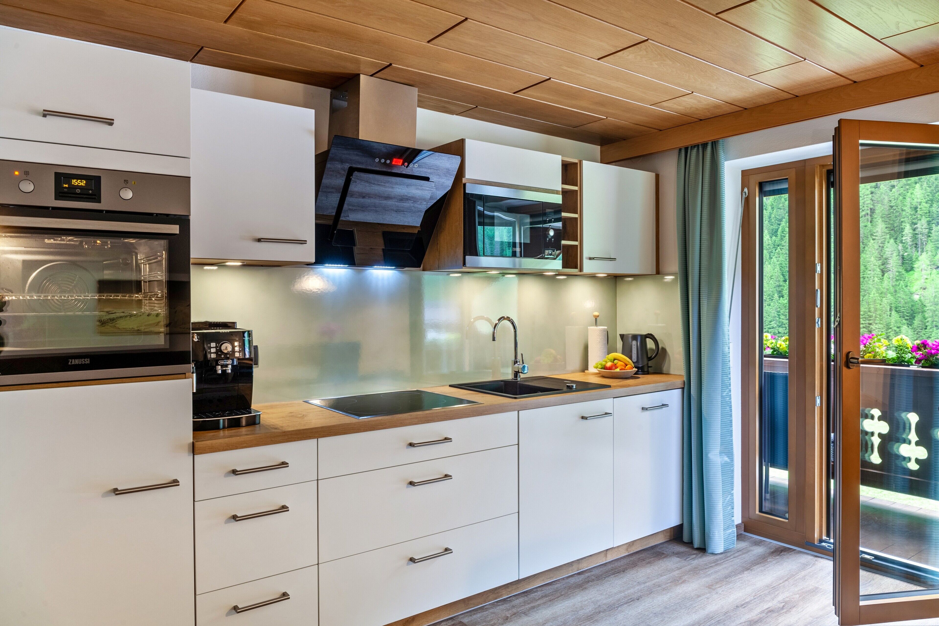 Geladeira, micro-ondas, fogão, cooktop