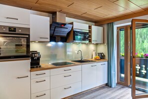 Geladeira, micro-ondas, fogão, cooktop