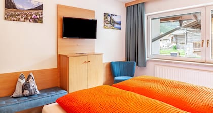 "Haus Alpenheim Apartment 3" avec vue sur les montagnes, balcon et Wi-Fi.