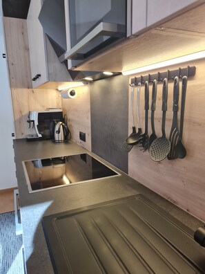 Frigorifero, microonde, forno, piano cottura