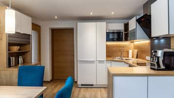 冷蔵庫、電子レンジ、オーブン、コンロ