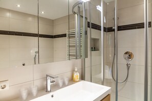 Baignoire, sèche-cheveux, serviettes fournies