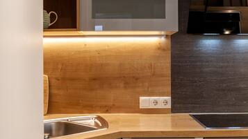 Een koelkast, een microgolfoven, een oven, een kookplaat