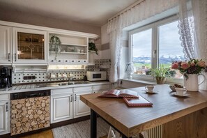 Fridge, microwave, oven, stovetop - Holiday Apartment "Haus Sonnenhang Wohnung 1" with Mountain View, Balconies & Wi-Fi (Stiefenhofen)