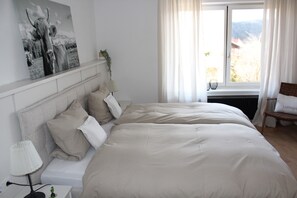 2 bedrooms, iron/ironing board, free WiFi, bed sheets - Holiday Apartment "Haus Sonnenhang Wohnung 1" with Mountain View, Balconies & Wi-Fi (Stiefenhofen)