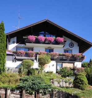 Exterior - Holiday Apartment "Haus Sonnenhang Wohnung 1" with Mountain View, Balconies & Wi-Fi (Stiefenhofen)