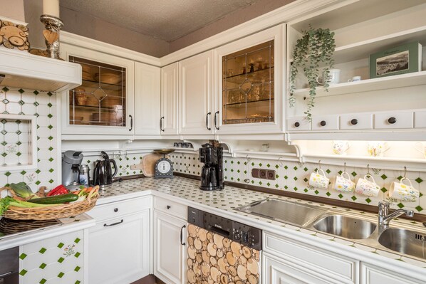 Køleskab, mikrobølgeovn, ovn, kogeplade