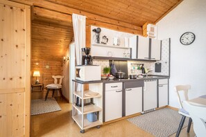 Kylskåp, mikrovågsugn, spishäll och diskmaskin