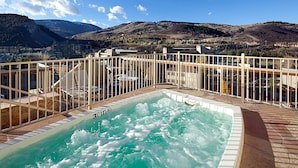 Un bain à remous sur une terrasse avec vue sur les montagnes.