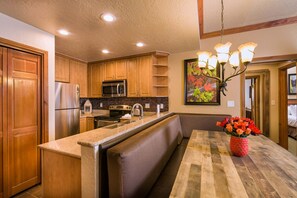 ثلاجة، ميكروويف، موقد طهي مسطح، غسالة أطباق