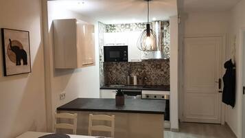 Frigorífico, microondas, horno y lavavajillas