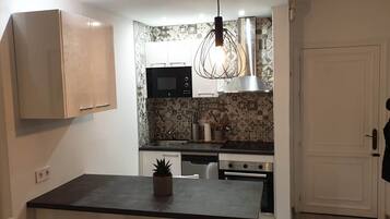 Frigorífico, microondas, horno y lavavajillas