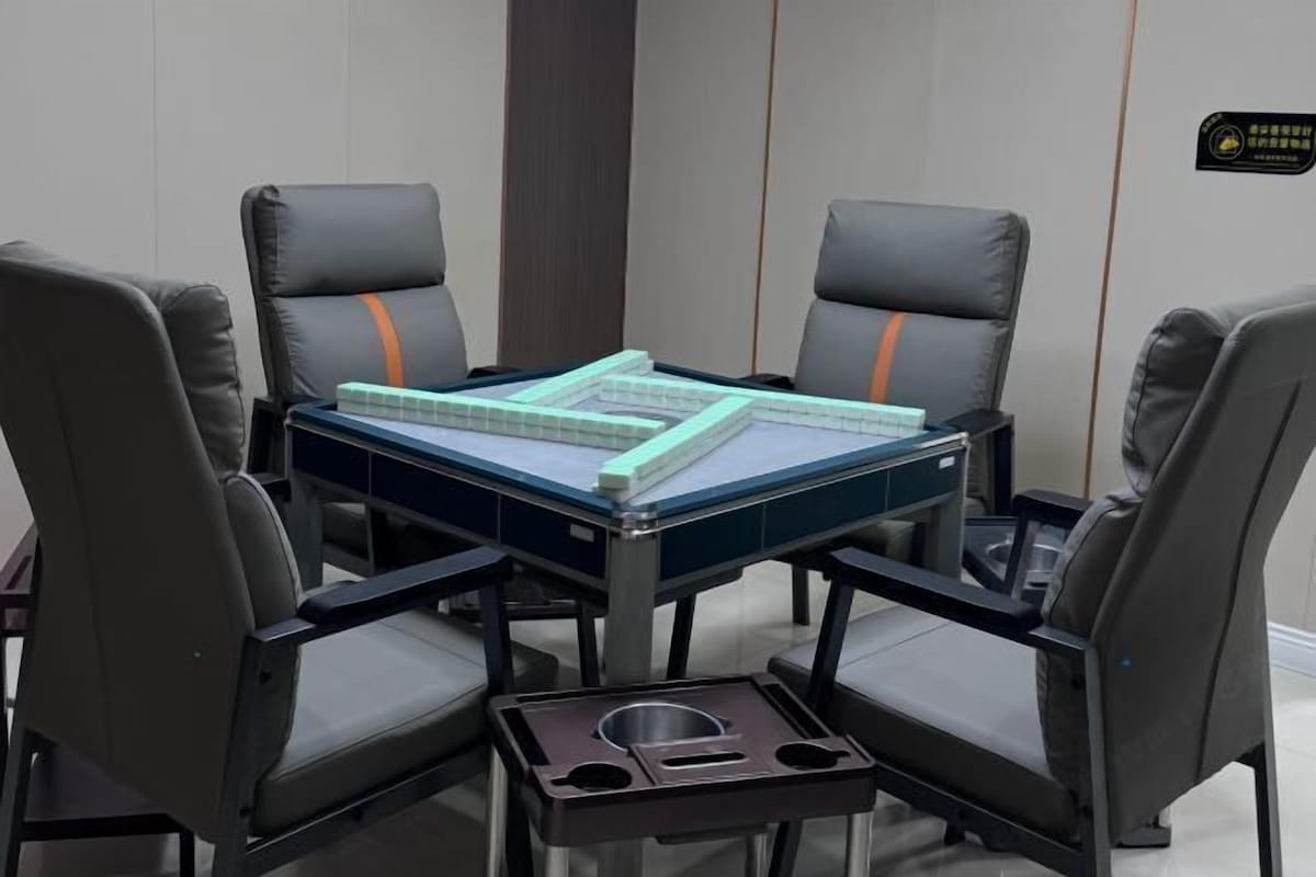 Une salle de conférence équipée d’une table, de quatre chaises et d’une petite poubelle.