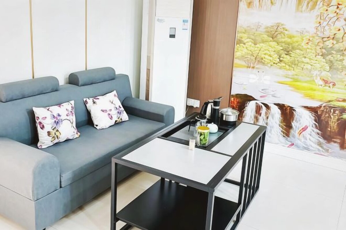 Una sala de estar moderna con un sofá, una mesa de centro y un mural de una cascada.