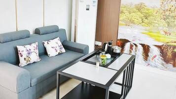 Una sala de estar moderna con un sofá, una mesa de centro y un mural de una cascada.
