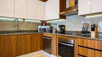 Frigorifero, microonde, forno, piano cottura