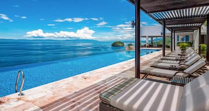 Oceanfront, 8th-floor condo with pool, pool spa & large balcony