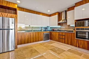 Refrigerador, microondas, horno y parrilla de estufa