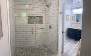 Badewanne, Haartrockner, Handtücher, Seife