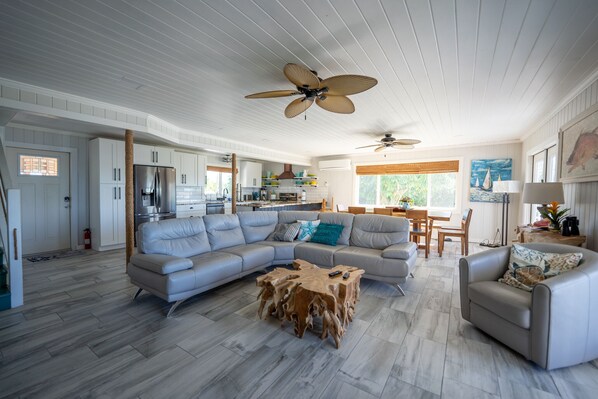 Smart-TV, Bücher, Stereoanlage