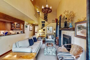 Televisión, chimenea y libros 