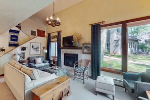 Fernseher, Kamin, Bücher