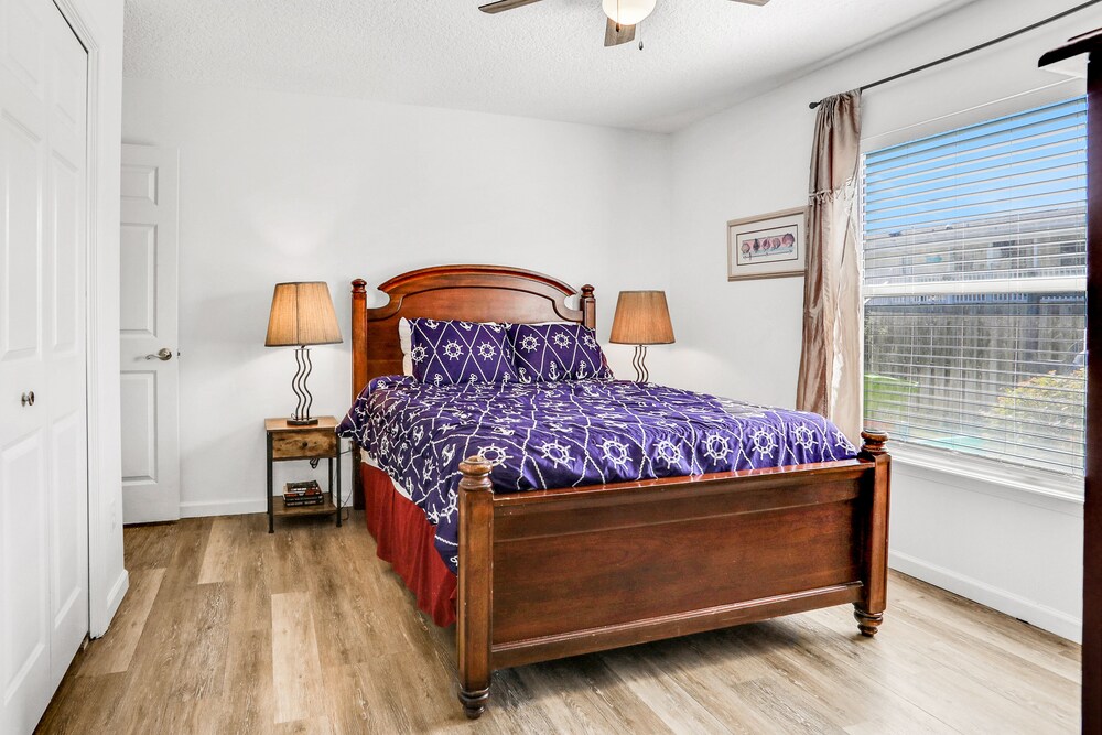 Dogfriendly oceanview townhome with walkable beach access, deck, & AC