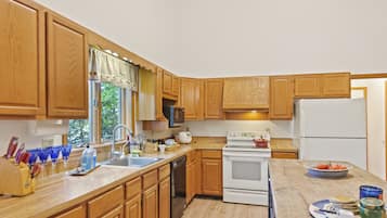 KylskÄp, mikrovÄgsugn, ugn och spishÀll