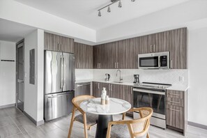 Fridge, microwave, oven, dishwasher - Deluxe Upper East Side 1BR w/ Gym, Pool & W/D, nr Mimo, by Blueground (Miami)