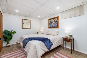 2 bedrooms, desk, iron/ironing board, WiFi