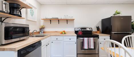 Køleskab, mikrobølgeovn, ovn, kogeplade