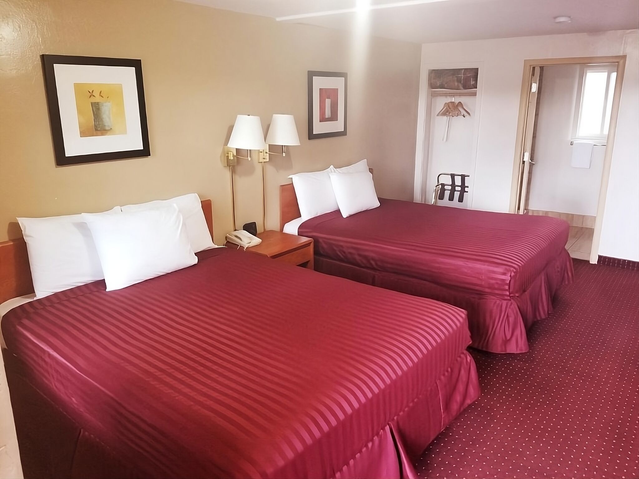 Ideal Vacay Spot w/ 2 Relaxing Units, Free Parking and Free Continental Bfast!