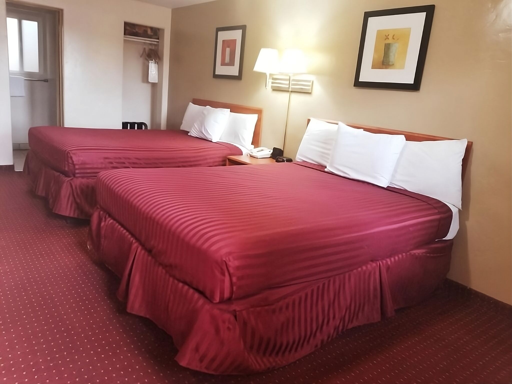 2 Units Near Bearizona Wildlife Park, South Rims Wine & Beer Garage, FREE Bfast!