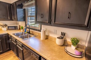 Full-size fridge, microwave, oven, stovetop