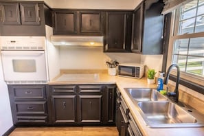 Coffee/tea maker, full-size fridge, microwave, oven