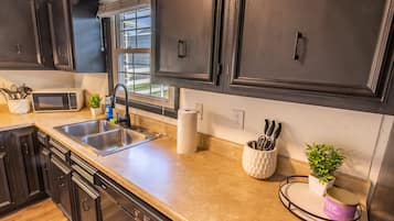 Geladeira grande, micro-ondas, fogão, cooktop