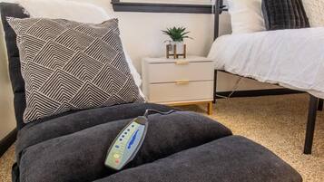 Tabla de planchar con plancha, wifi gratis y ropa de cama