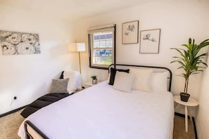 3 bedrooms, desk, iron/ironing board, free WiFi - Forever Young - Near NRG_FirePit_BBQ_Spacious (Oak Hill)