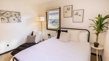 3 bedrooms, desk, iron/ironing board, free WiFi