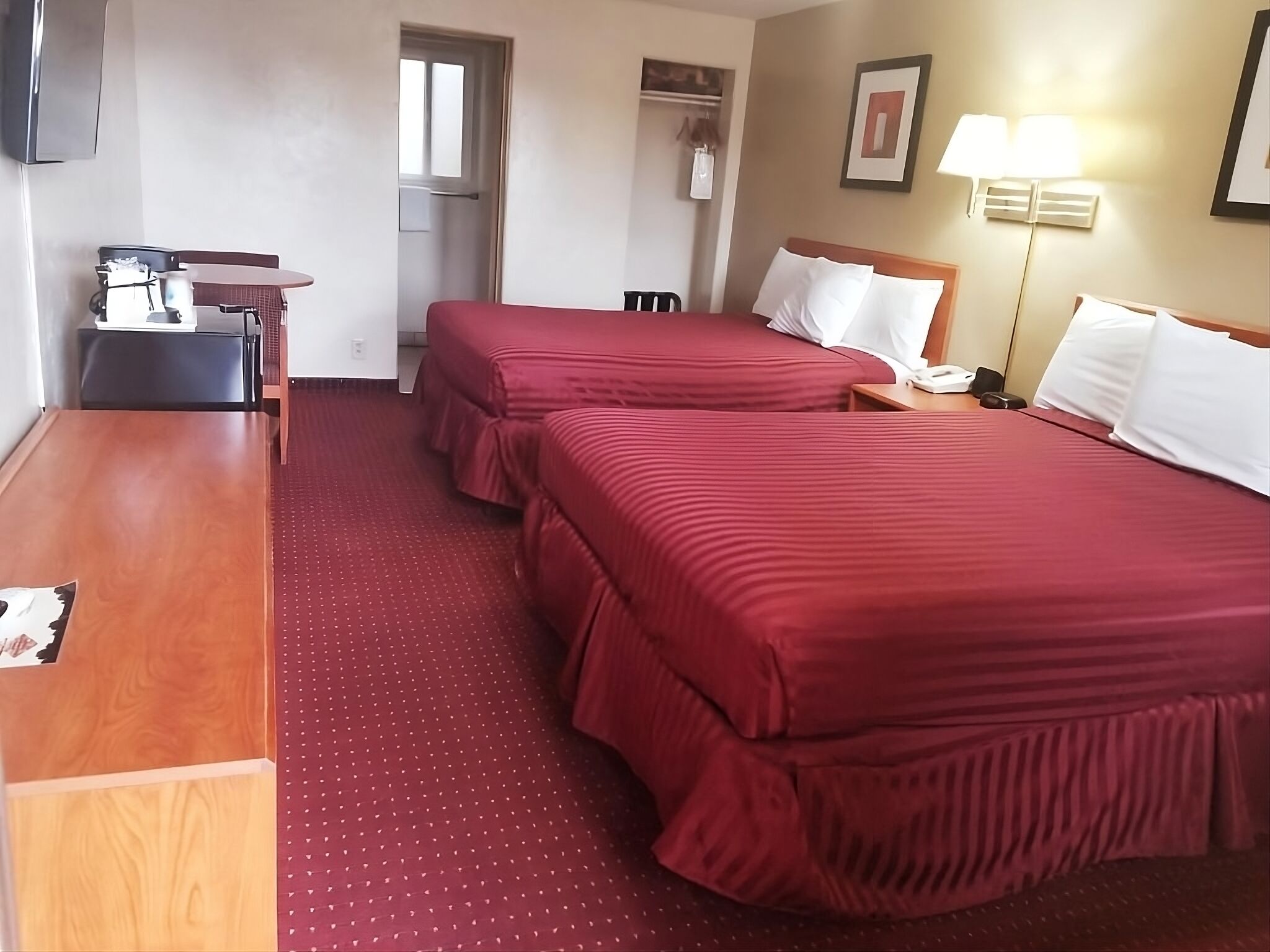 Tour Around Williams! 4 Relaxing Units Near Goldie’s Route 66 Diner, Breakfast!