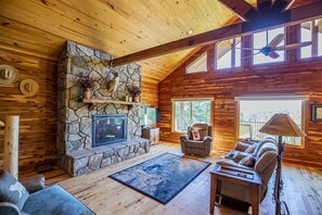 Smart TV, chimenea, reproductor de DVD y futbolito 