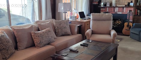 Smart-tv, pejs, dvd-afspiller, bøger