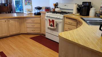 Een koelkast, een magnetron, een oven, een kookplaat