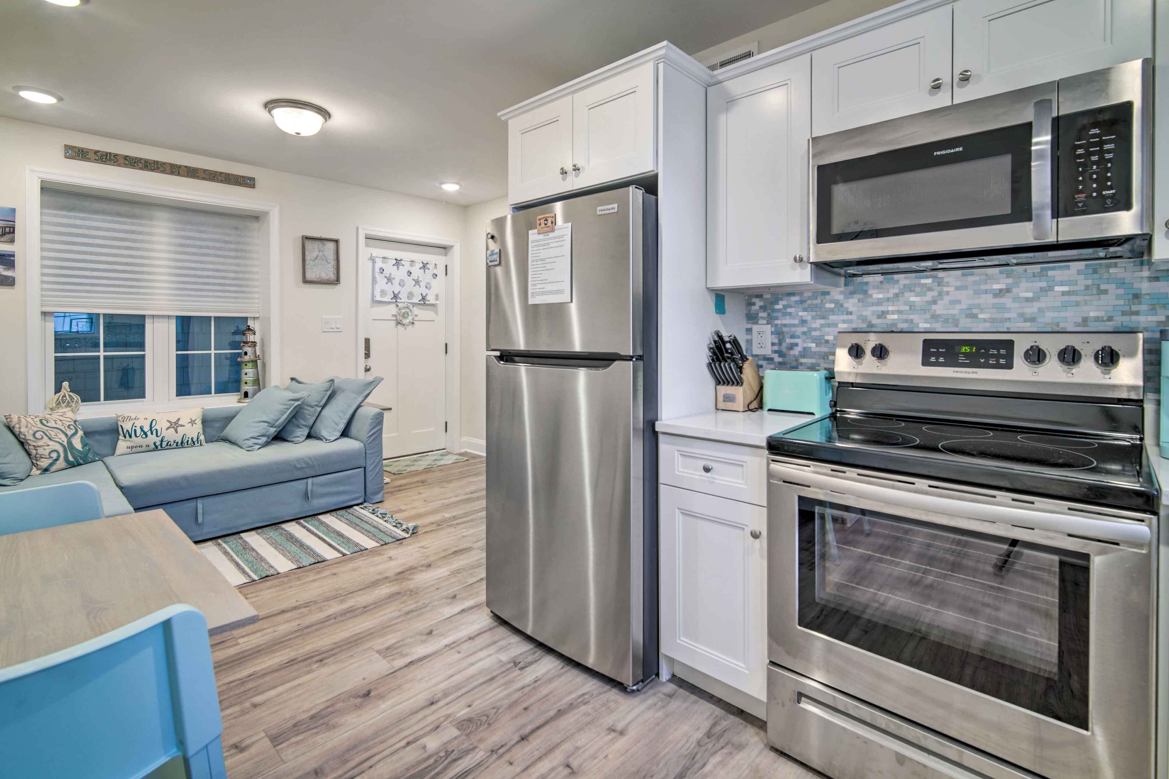 Frigorifero, microonde, piano cottura, lavastoviglie