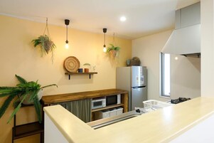 Refrigerador con freezer, microondas, placa de cocina, tostadora