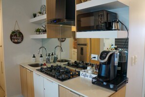 Four à micro-ondes, cafetière-théière, grille-pain